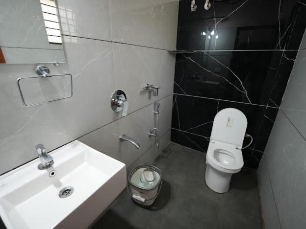 Silver Springs Homestay Chickmagalur จิกมากาลูร์ ภายนอก รูปภาพ